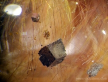 Carbonate and rutile inclusions in quartz