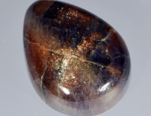 Iridiscent hematite inclusions in iolite sunstone